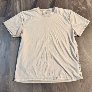 Hollister Men’s Cream T-Shirt Relaxed Fit Large
Exposed seam stitches style